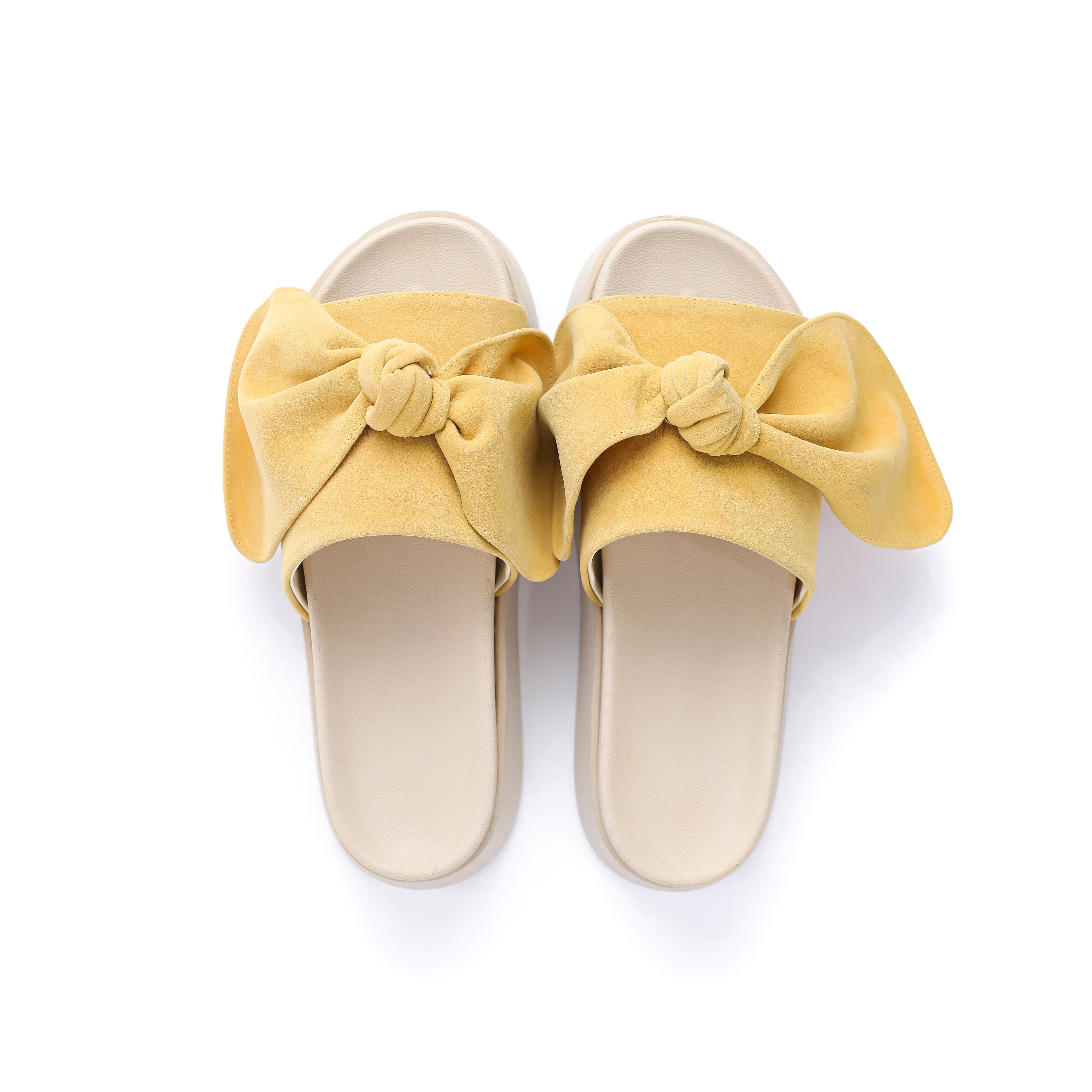 Casual Slipper With A Mutard Ribbon Design