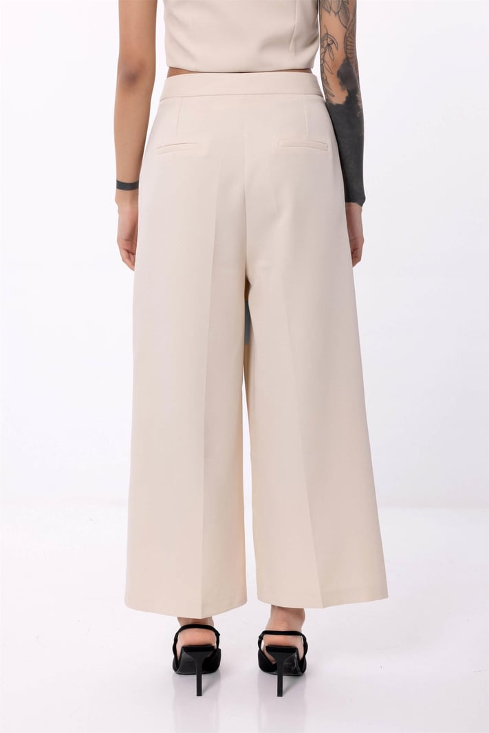 Women Beige Crop Pants With Side Pockets