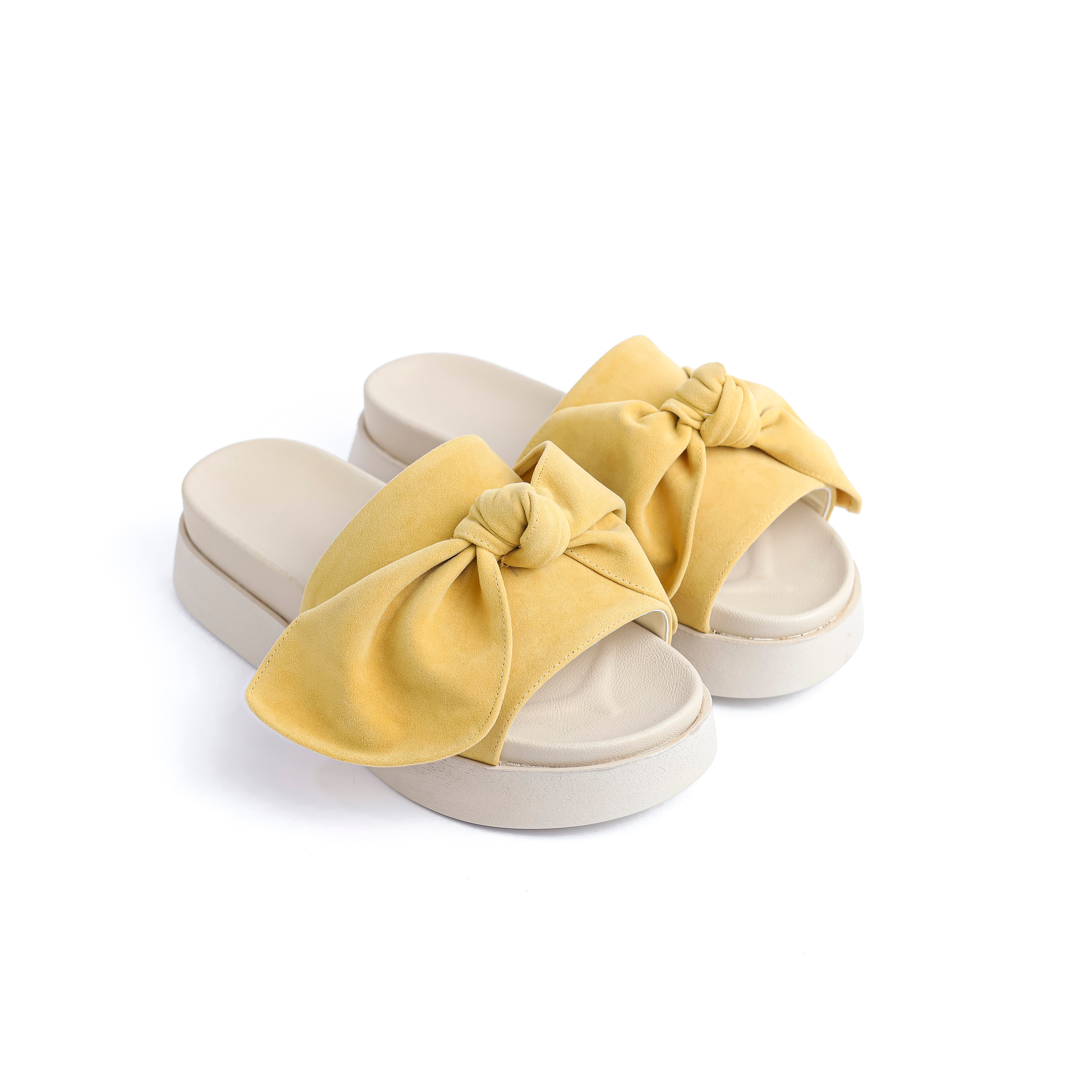 Casual Slipper With A Mutard Ribbon Design