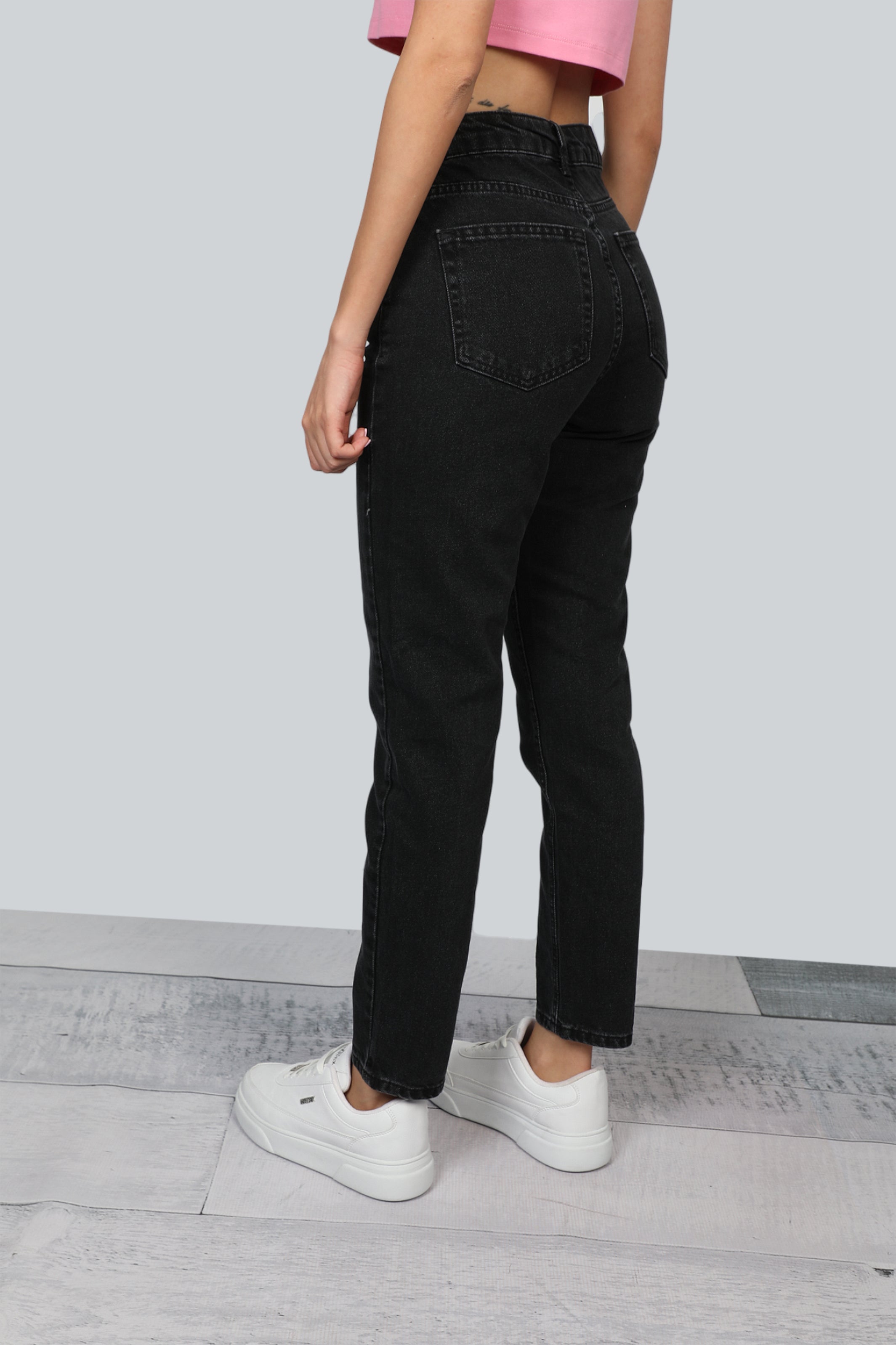 Mom Fit Jeans In Black With Zipper To Close
