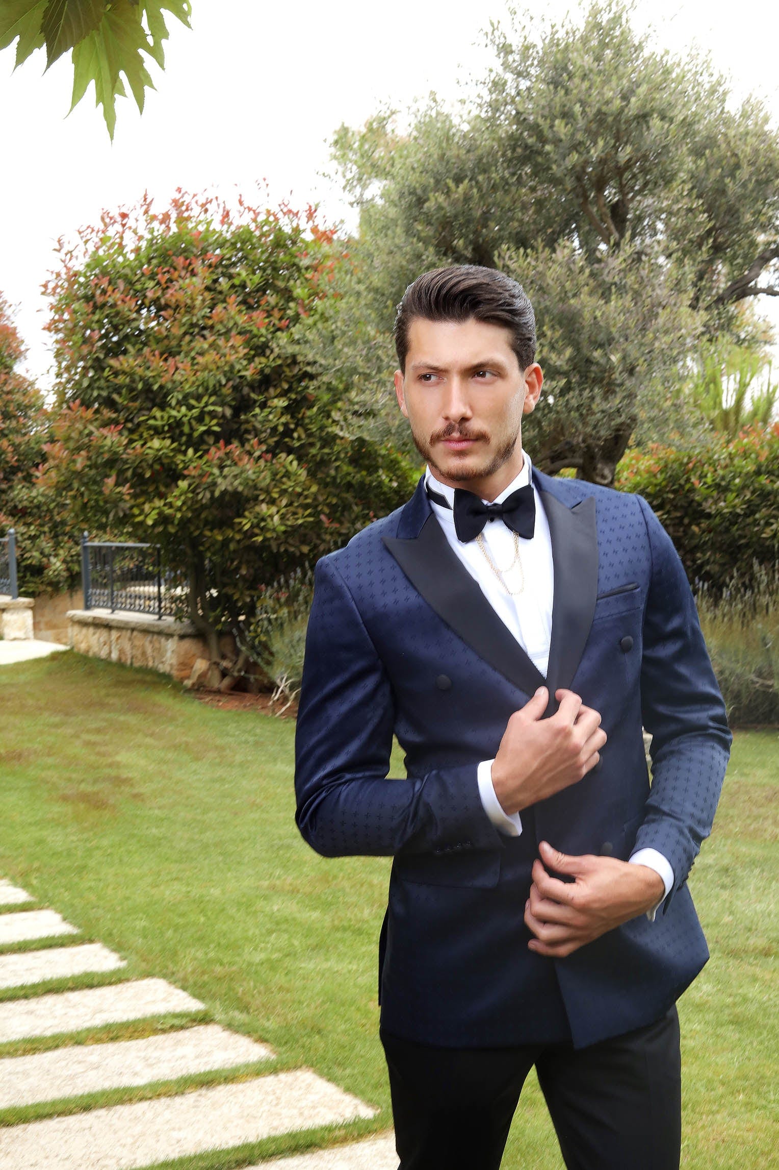 Men Navy Blue Classic Tuxedo Suit With Pointed Design