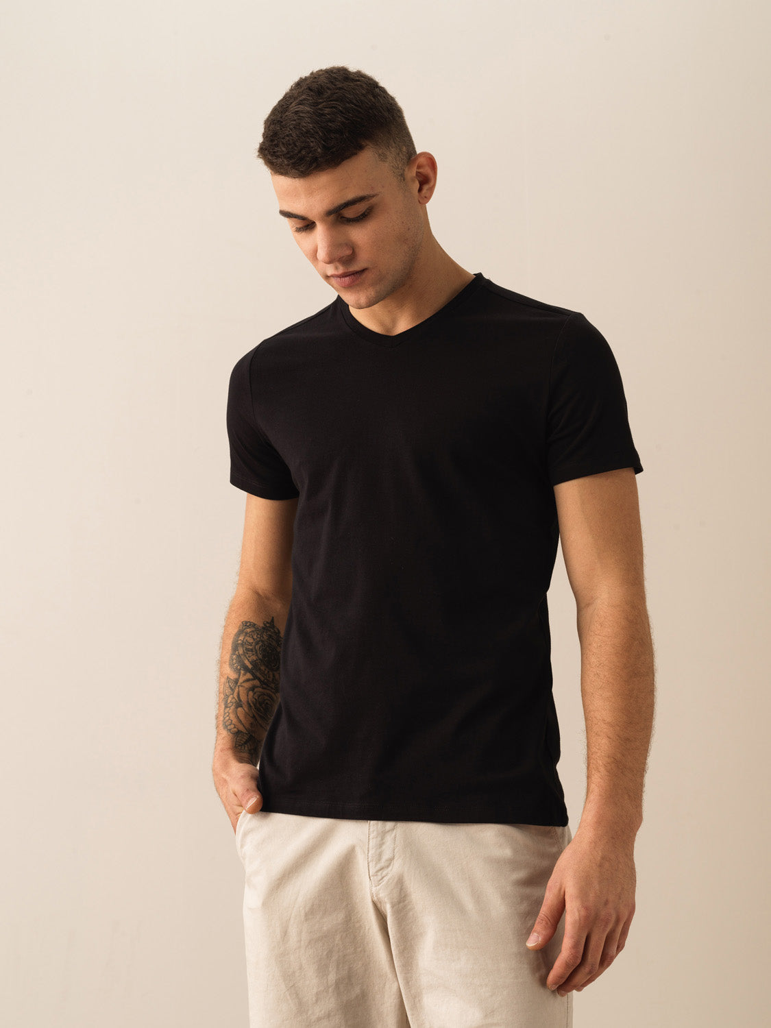Men Plain Black Basic V-neck T-shirt