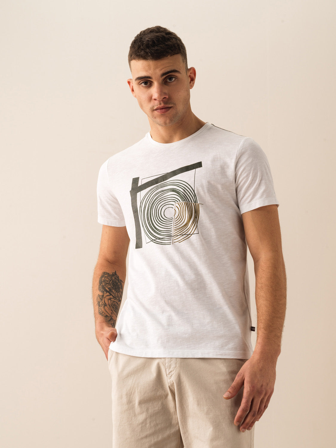 Men White Short-Sleeved T-shirt With Front Printed Design