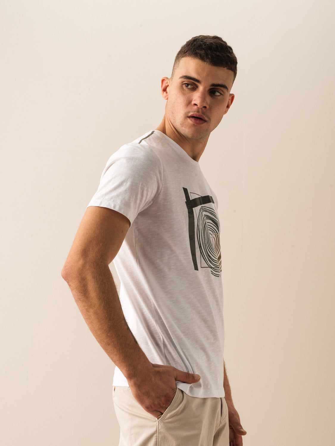 Men White Short-Sleeved T-shirt With Front Printed Design
